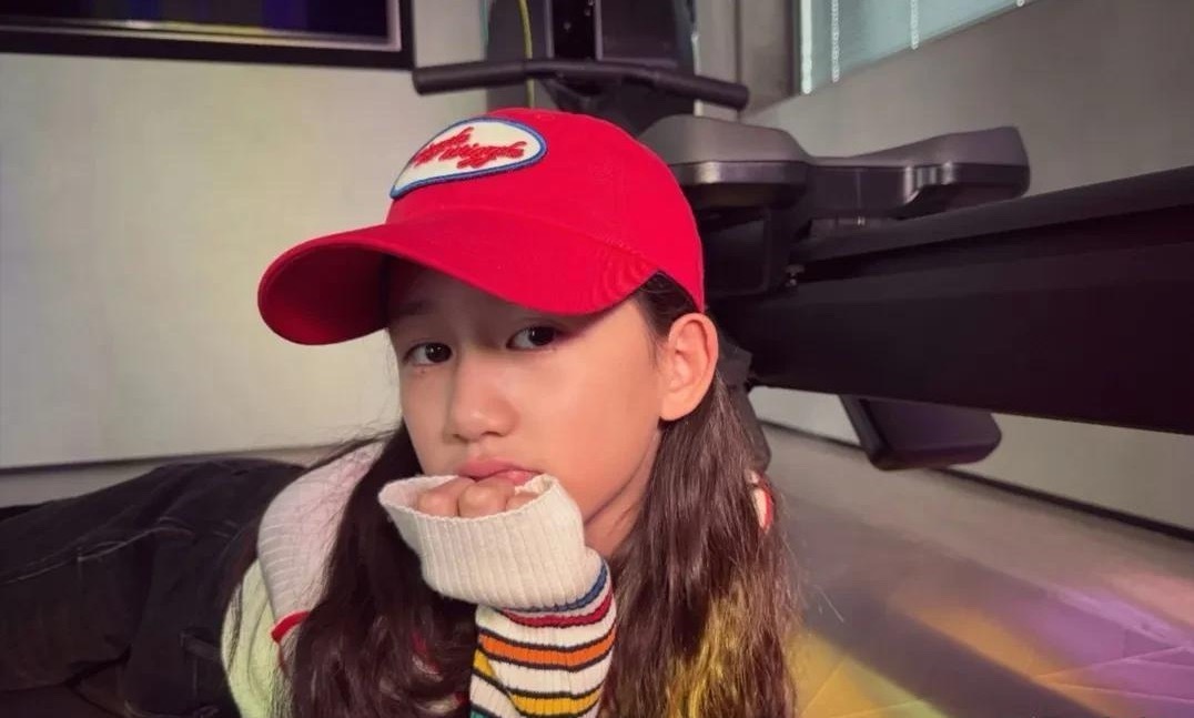 黄磊老婆孙莉，晒二女儿黄少艾的照片。12岁的多妹戴着红色的棒球帽，还染了发色，一