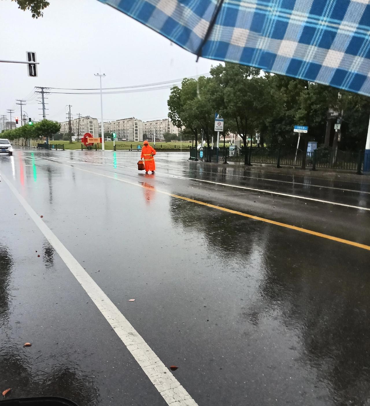 早上六点外出，外面雨下的很大，没想到路上遇到在大雨中清理路面垃圾的环卫工！
  