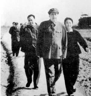 1949年12月9日，毛主席访苏归来，留影，父子同框，难能可贵，永恒的回忆！
