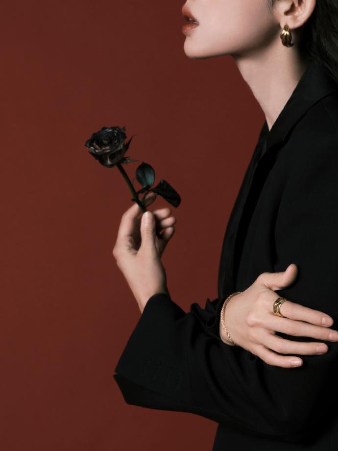 古力娜扎玫瑰美人：夜的色彩，恍惚的悸动，万般风情。