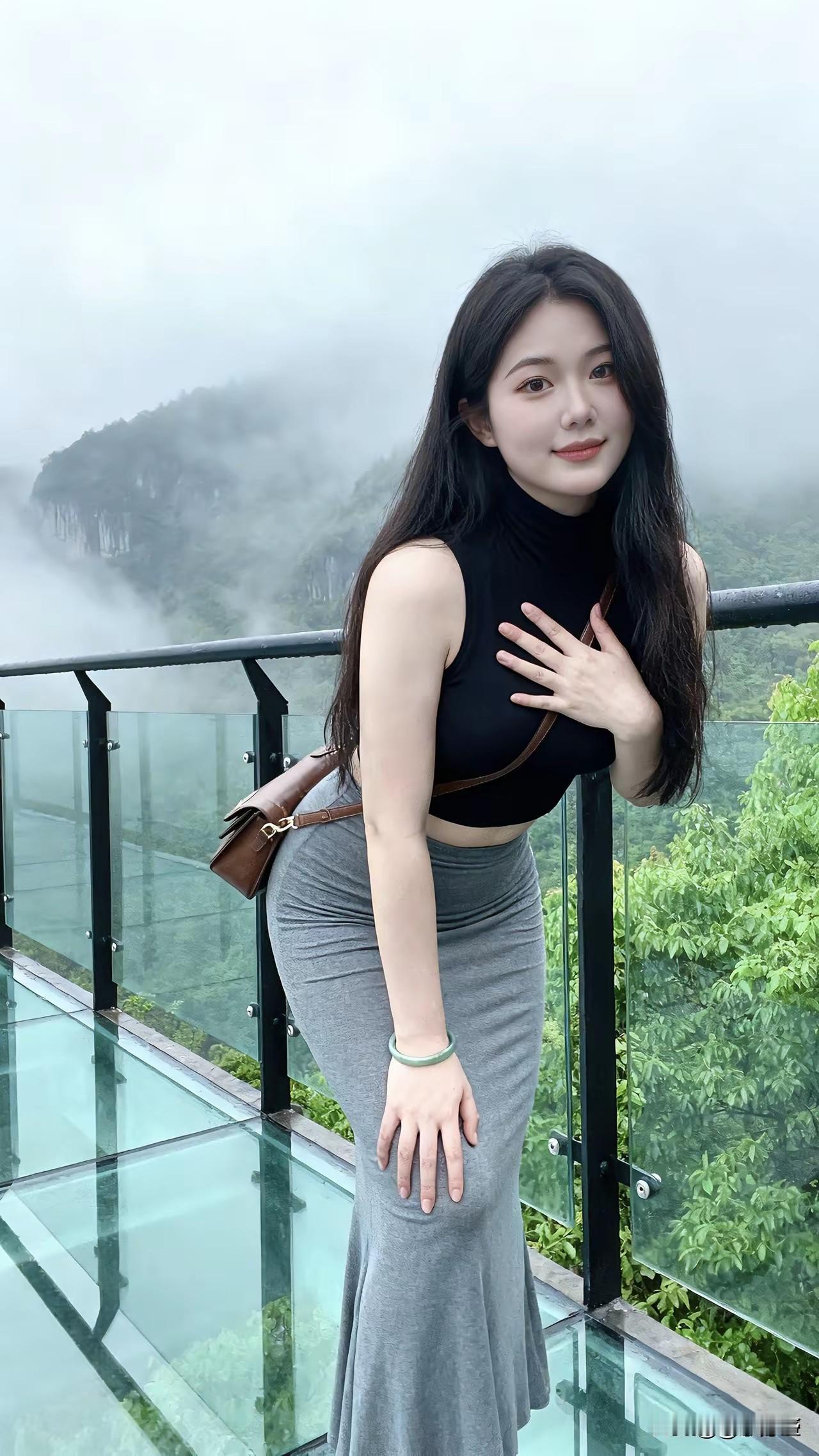 雾中仙子立，云外美人行。