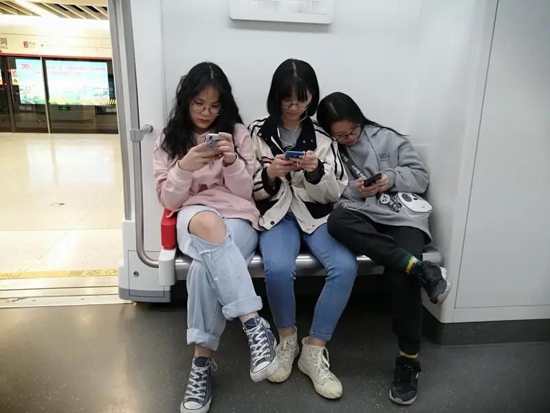 为何那些表演夸张、剧情狗血的网络短剧能够流行？难道创作者和表演者不清楚这类剧的状