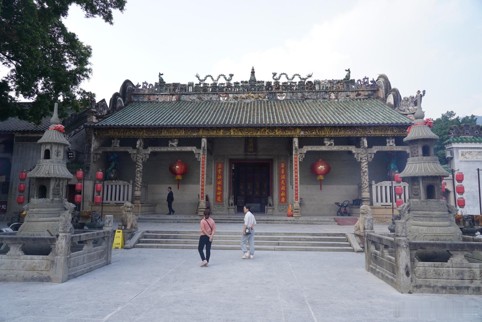 岽游记  德庆悦城龙母祖庙，第五批国保，山门面阔五间，建于光绪三十二年，前檐石雕