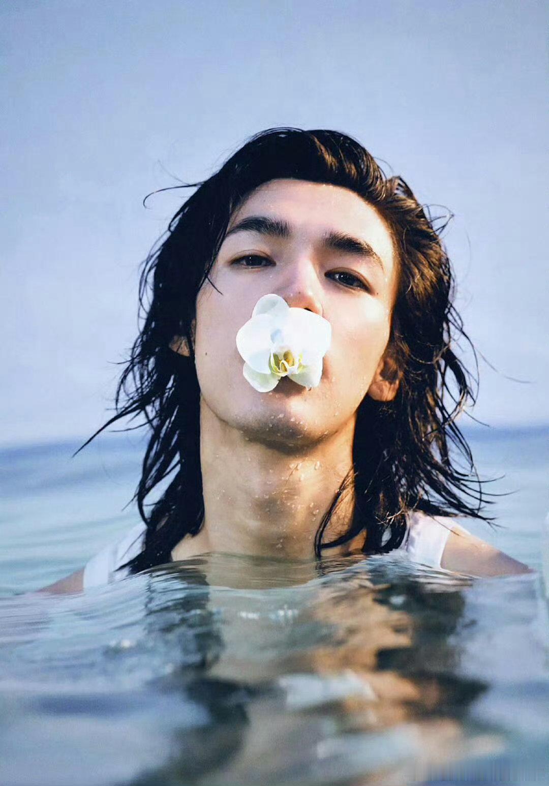 此沙 菩萨气质妖精脸 浓颜长相极具韵味，清冷神性交织魅惑风情，一眼便令人沦陷。 