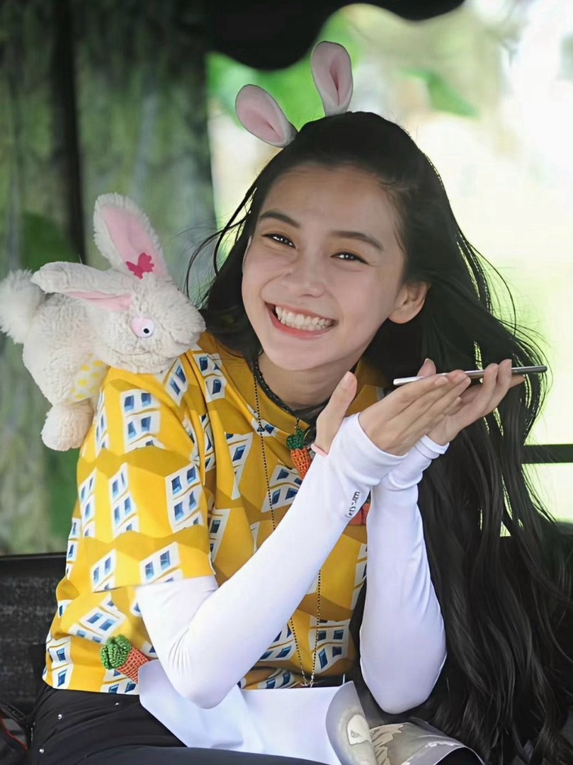 原来早期的跑男真的没有滤镜，baby妆容近乎素颜。 