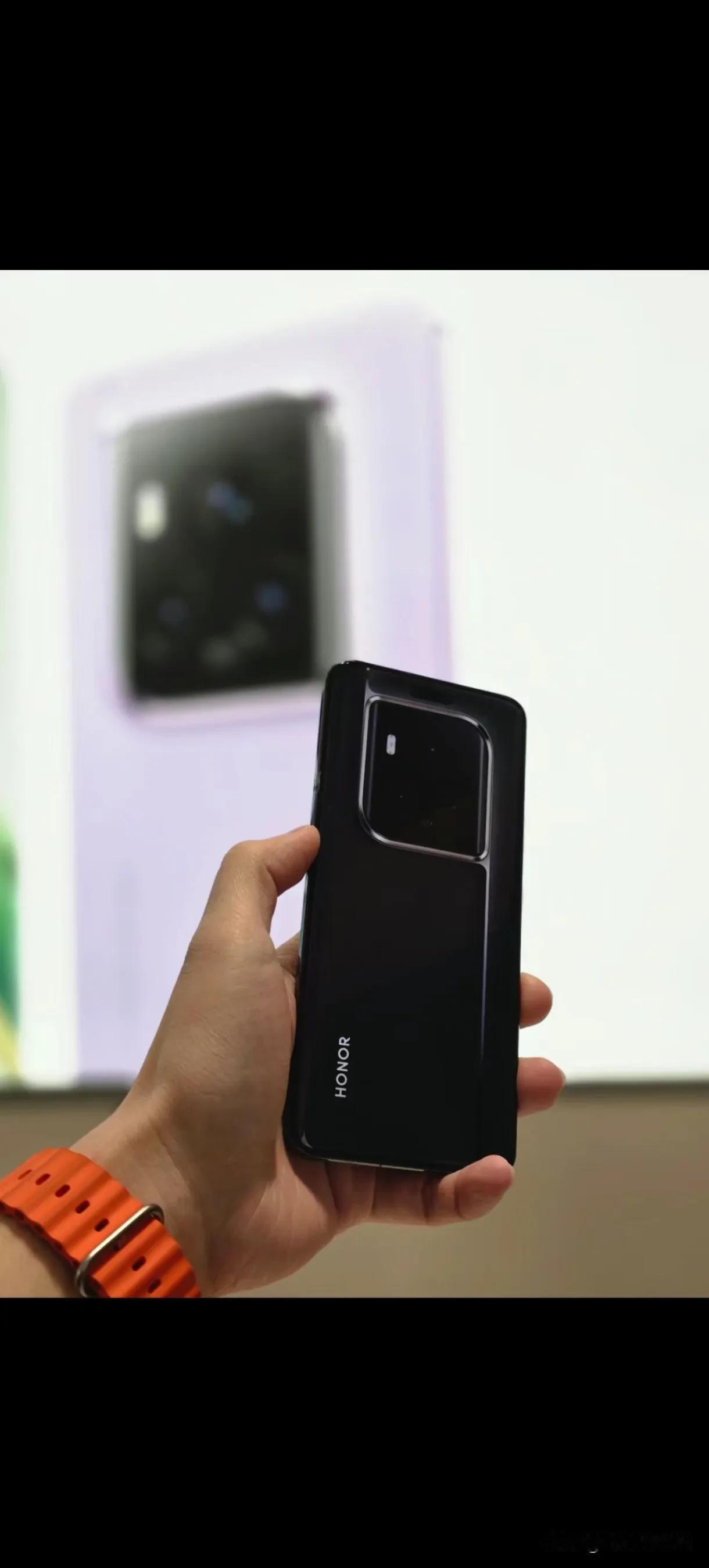 荣耀 Magic6 至臻版，这真机颜值意外的还不错嘿！
并不像渲染图那样看着那么