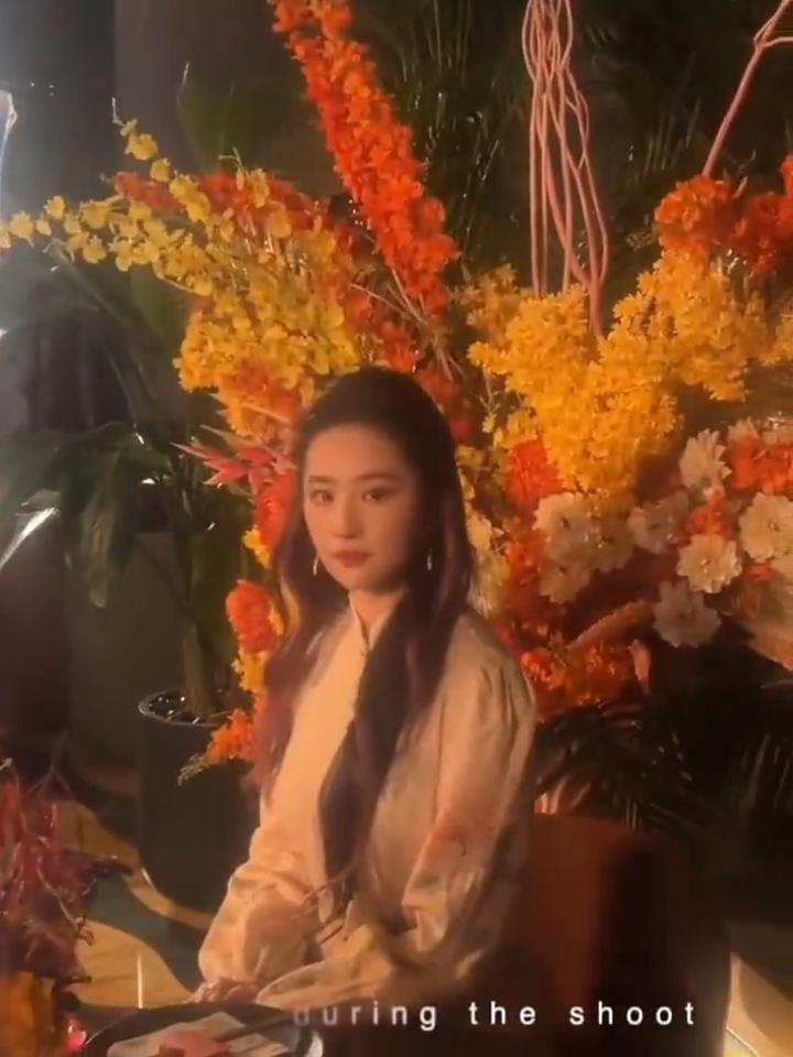 今天在楼上拍完了，现在终于拍完了，可以在这边放松一下，吃饭。