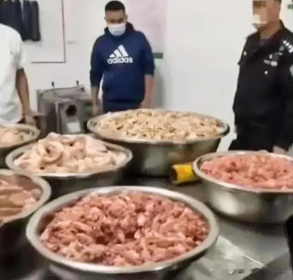 昆明长丰学校臭肉事件处理结果己出来，有人被免职被停职，学校还有餐饮公司，分别作出