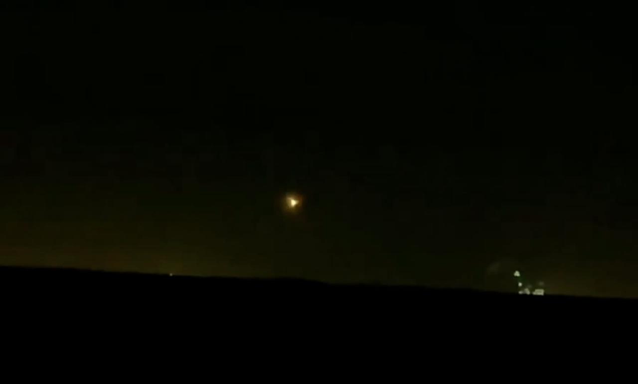 最近有好多 UFO 目击事件啊。据说按剧本讲，大规模接触事件会发生在 2027 