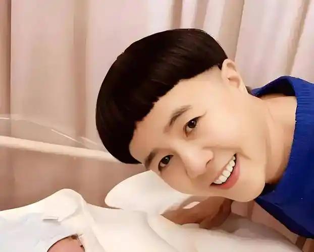一个快六十岁的女人，捏着每个月8900块的退休金，居然买机票跨省去剪头发，只为剪