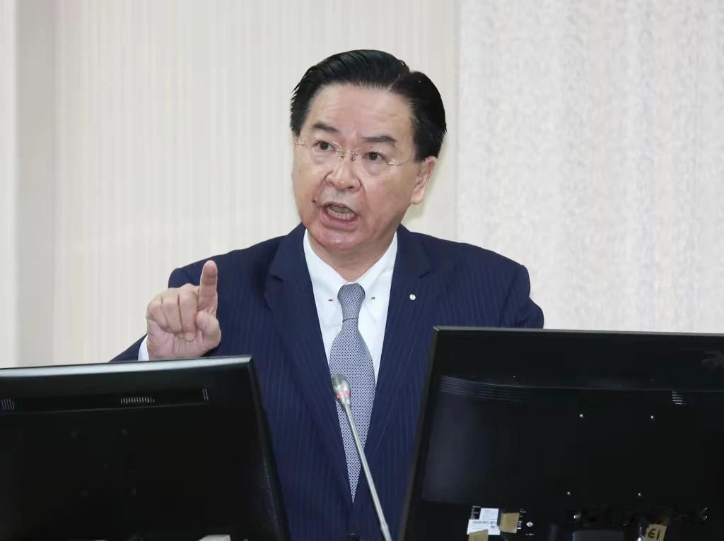 吴钊燮自称“吵架王”！
    吴钊燮，台湾地区外事部门负责人，昨天发文爆呛徐巧