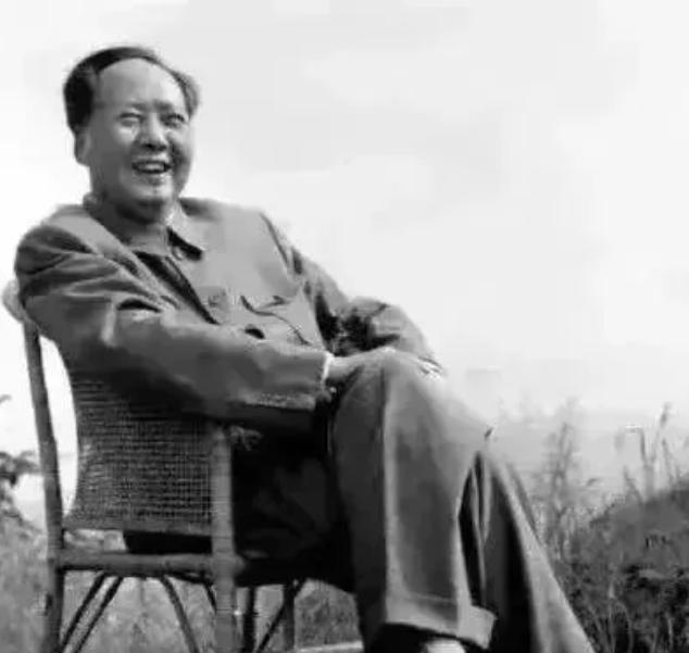 村里的地荒着，城里的人挤着。

这种两头为难的局面，其实几十年前毛主席就敲过警钟