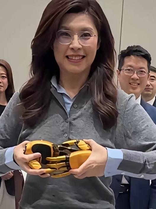 赵少康在节目里聊得正嗨，顺嘴把郑丽文去大陆说成“出国”。

坐在旁边的尹乃菁，之