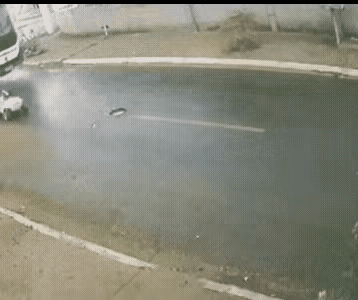 看的我心惊动魄，大客车的盲区，小孩命大，孩子妈妈更是躲过一劫。