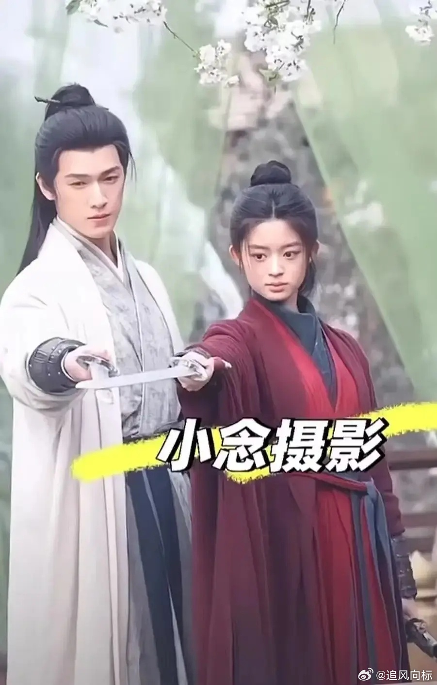 黄杨钿甜站在李昀锐旁边像小孩 