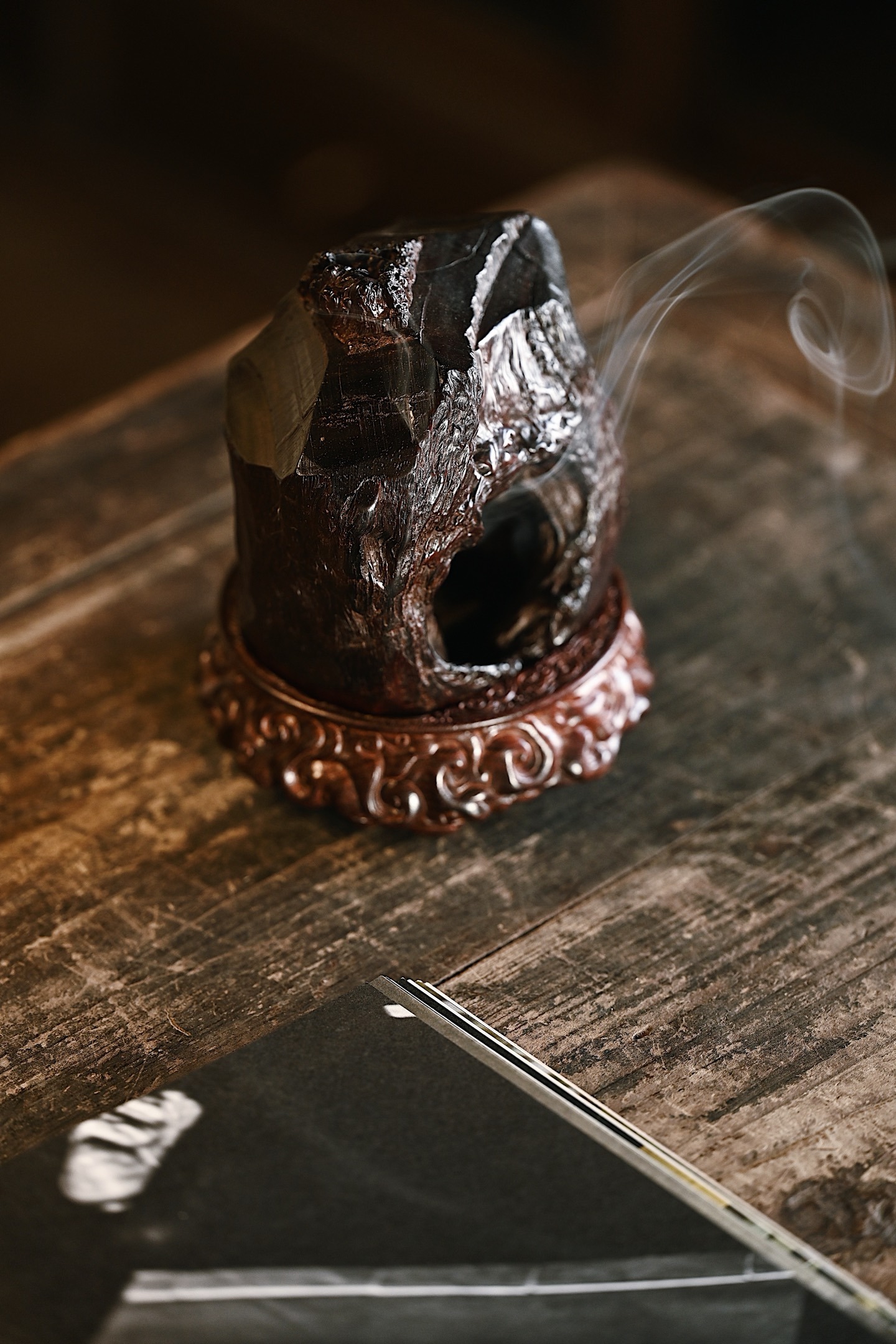 小叶紫檀 | 云山雾霭 香炉择取风化老料，皮壳莹润老道，尽显天工造物之奇。焚香出