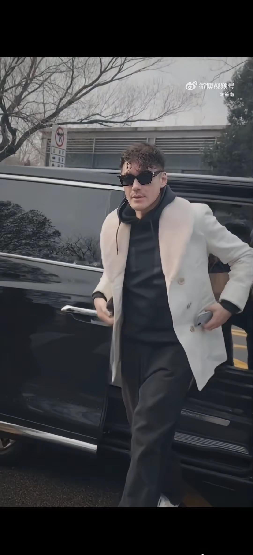 这位明星在电视上看到过，就是想不起来名字了