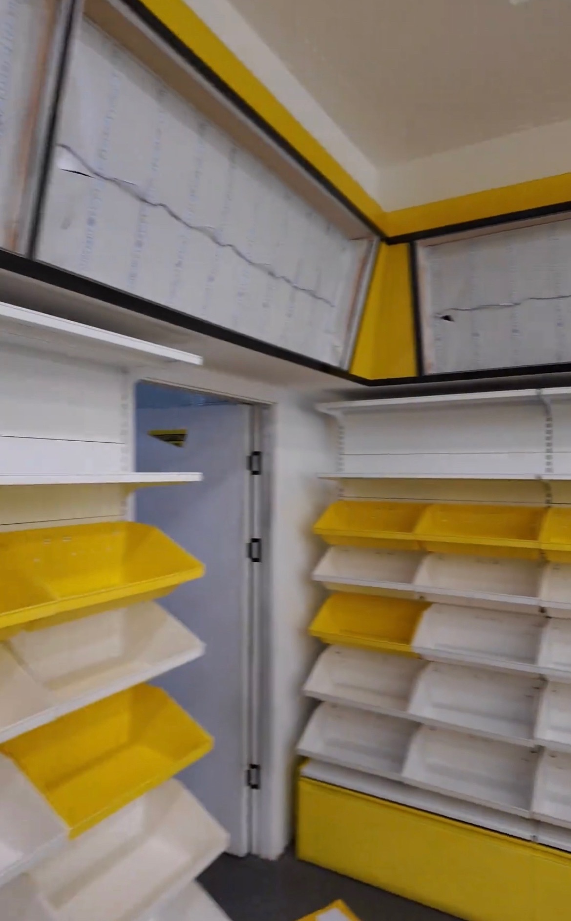 【玉林教育东路某学校对面零食店倒闭了】近日，网友爆料称：玉林市教育东路某学校对面