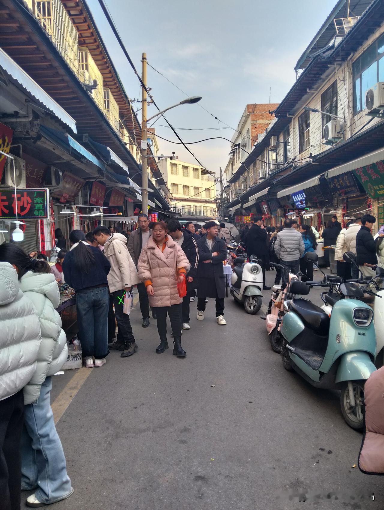春节南阳镇平石佛寺玉石集散地散记
 
癸卯龙尾，丙午马头，
正月初二的豫西南，寒