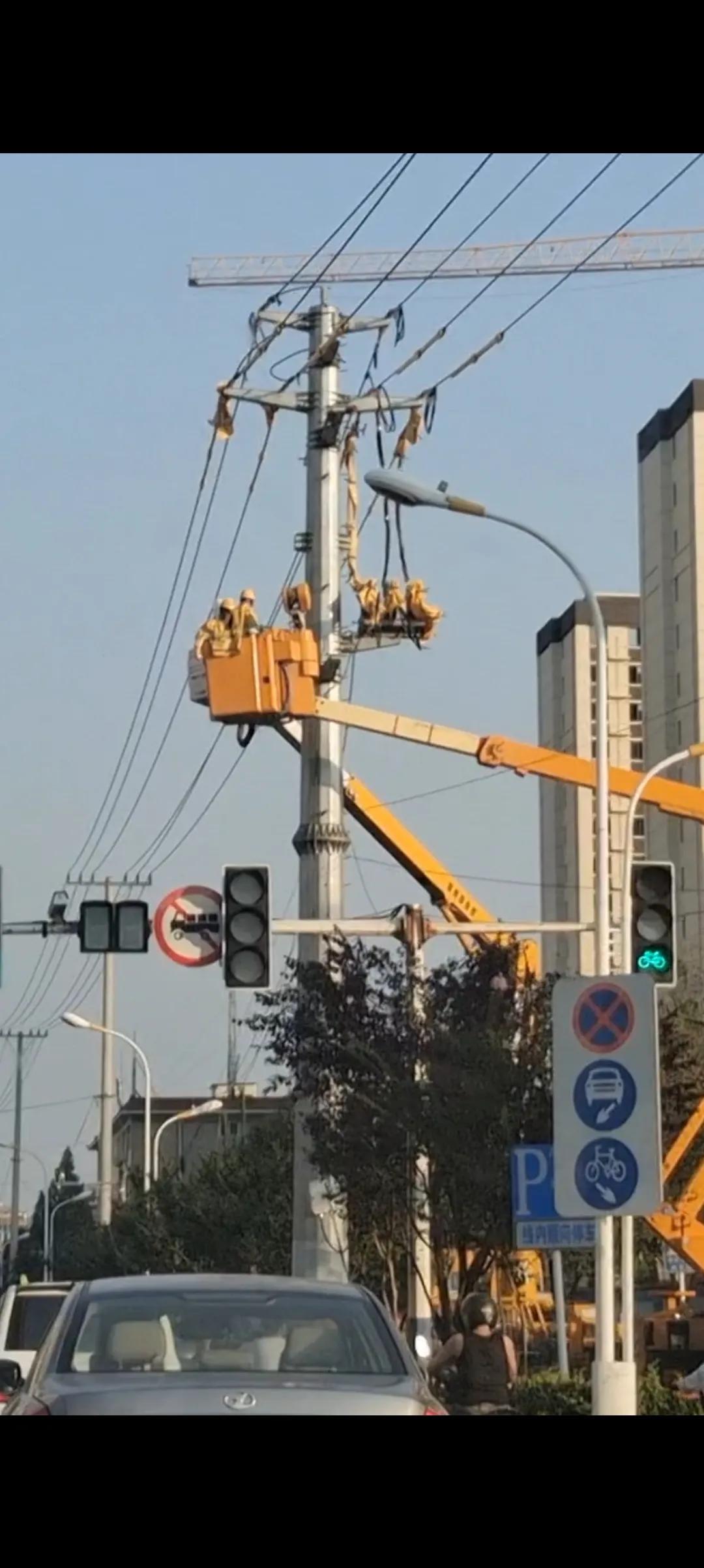 夏日炎炎似火烧，千家万户开空调。
挥汗如雨忙检修，电力工人站位高。
#劳动的光辉