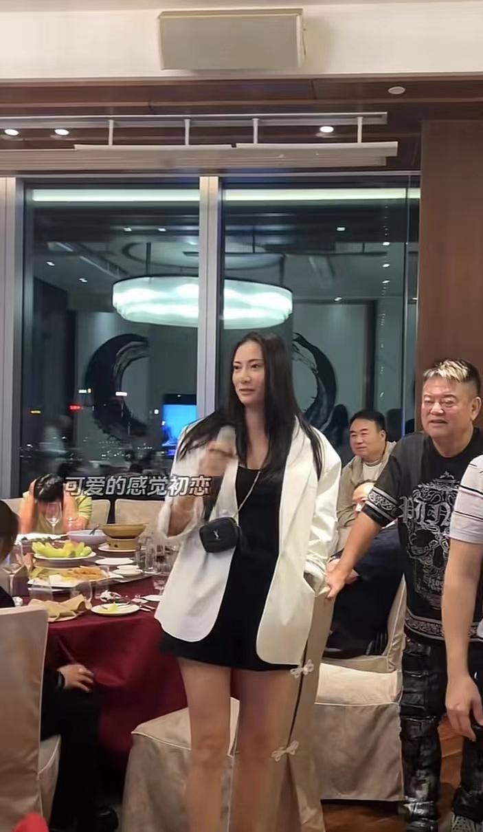 黄伊汶近照曝光！
湾仔虎中虎黄俊的女儿黄伊汶参加了谢天华和陈百祥的饭宴，一双修长