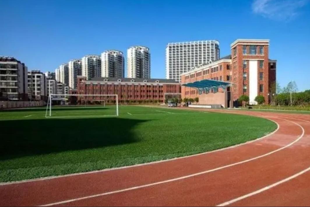 现在有个别学校一边把课程和时间安排得满满的作业还多导致一些孩子睡眠不足！而在学校