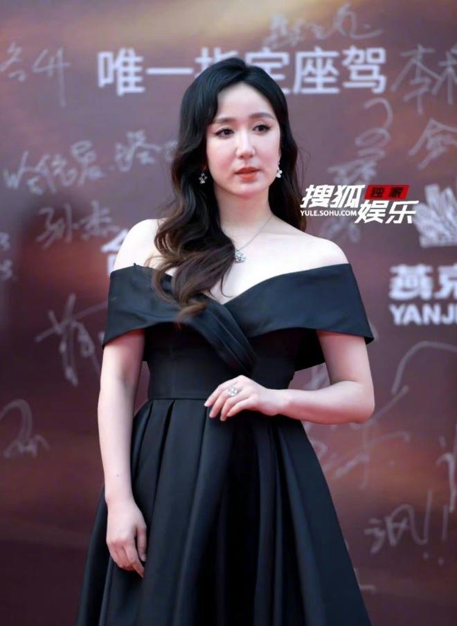 一段时间没见，娄艺潇的脸这是咋了。华表奖红毯的女明星们虽然有的状态好一点，有的状