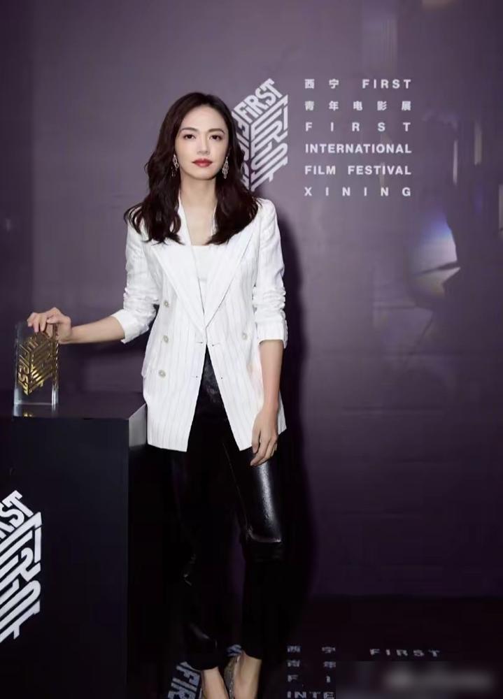 姚晨刚官宣二婚离婚！这次零撕逼，当年跟着骂凌潇肃的你，是不是直接傻了眼
今早刷