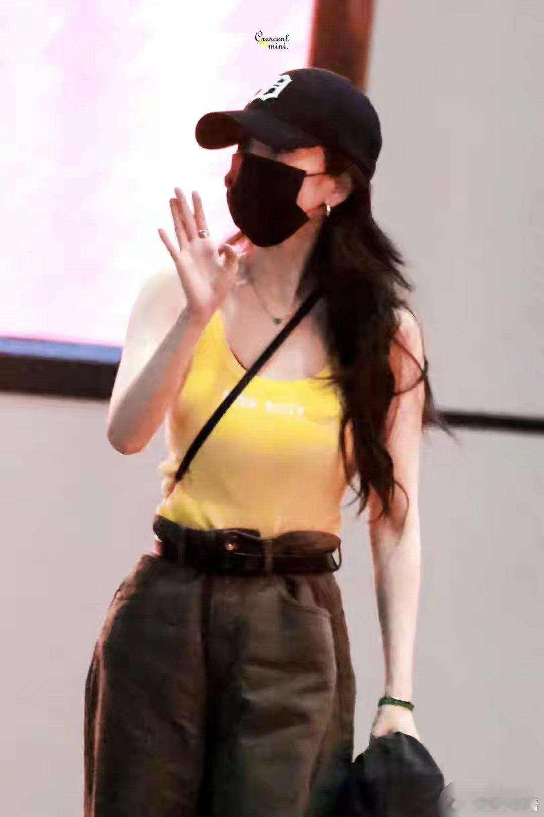杨幂这身亮黄撞色黑裤显白到发光，棒球帽一戴直接少女感拉满！ ​​​