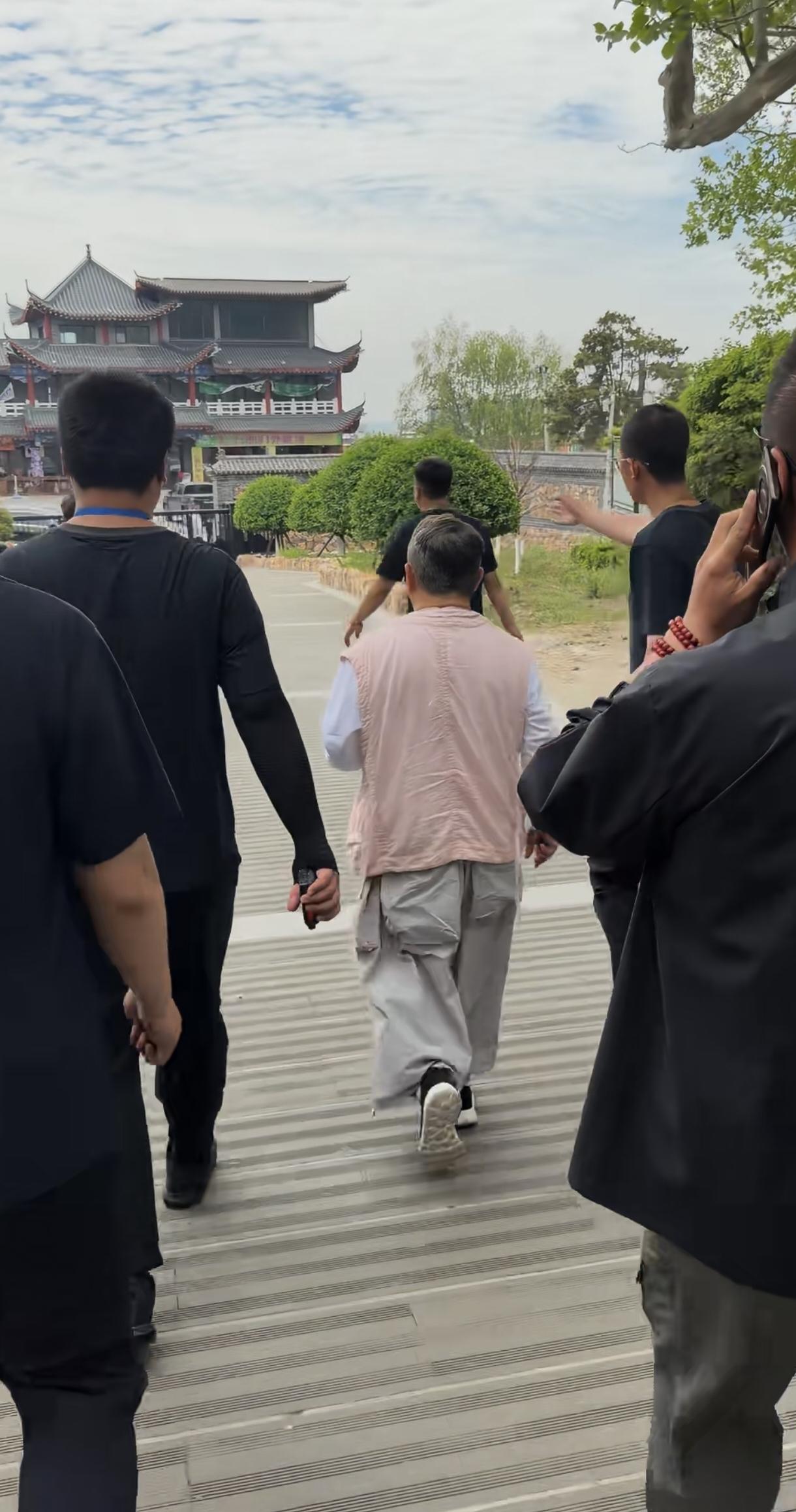 曾志伟和潘长江谁更高？七十多岁的人走路挺快的。他忙忙碌碌，经常在电视常看他做综艺