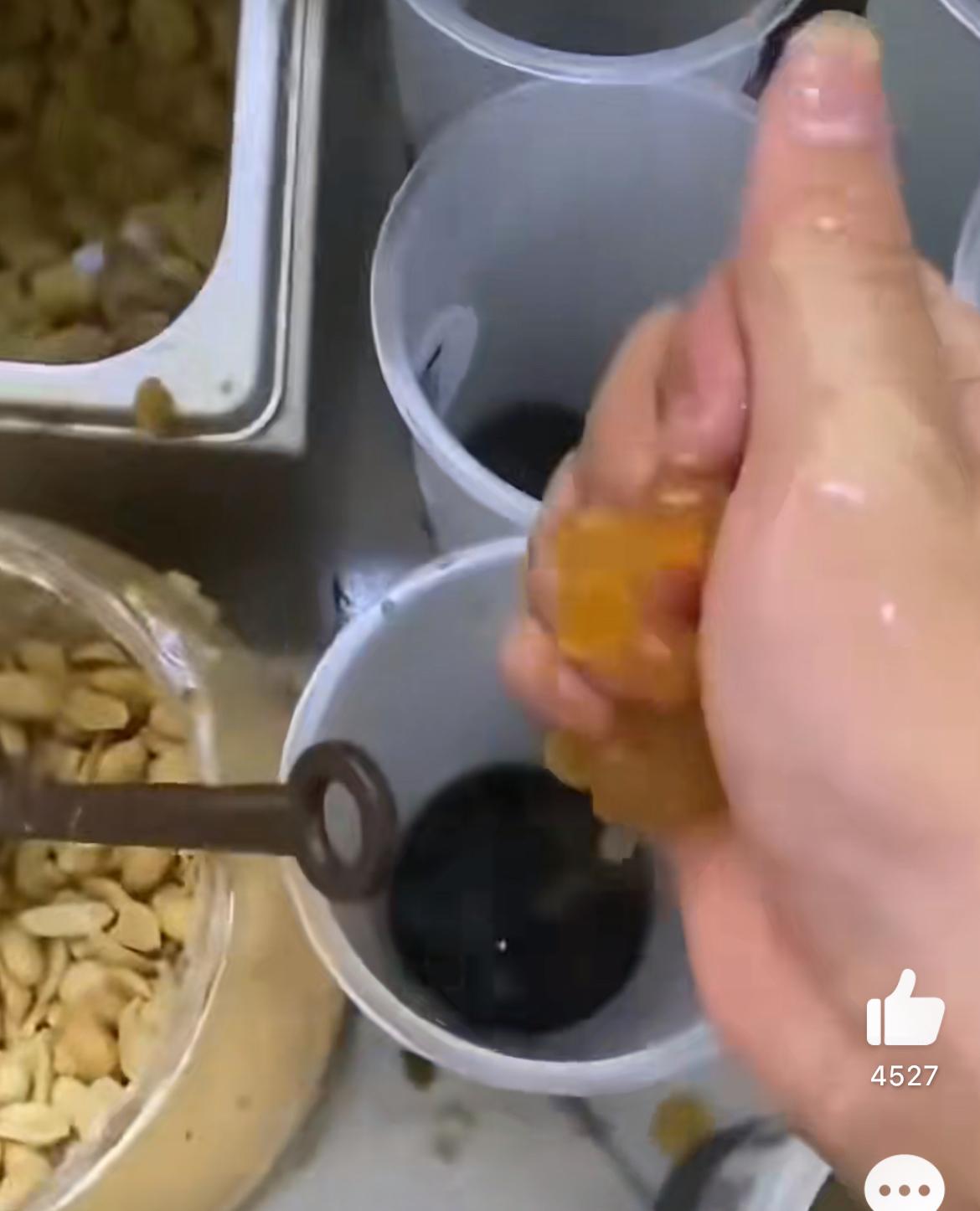 来看看，你们点的果茶，纯手工制作，味道纯正，嘎嘎香。做餐饮，在看不到的地方真的太