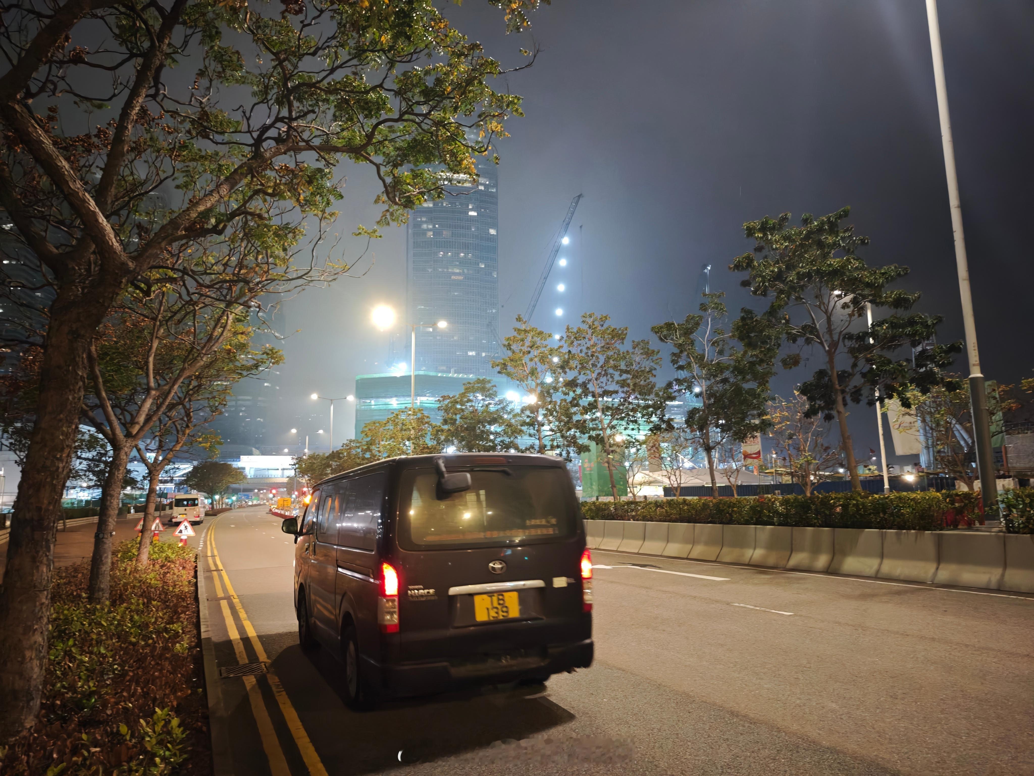 好啊好啊~也是见过凌晨三点的铜锣湾啦~熬到金融精英们都下班啦~ 香港