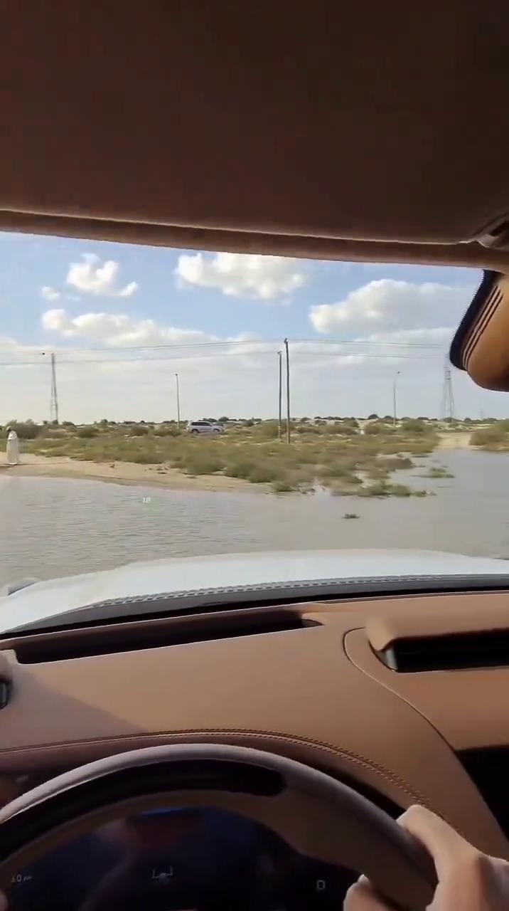 迪拜终于下暴雨发洪水了，买了仰望U8的大佬到处炫。
你们看这水，这台豪车开下水了