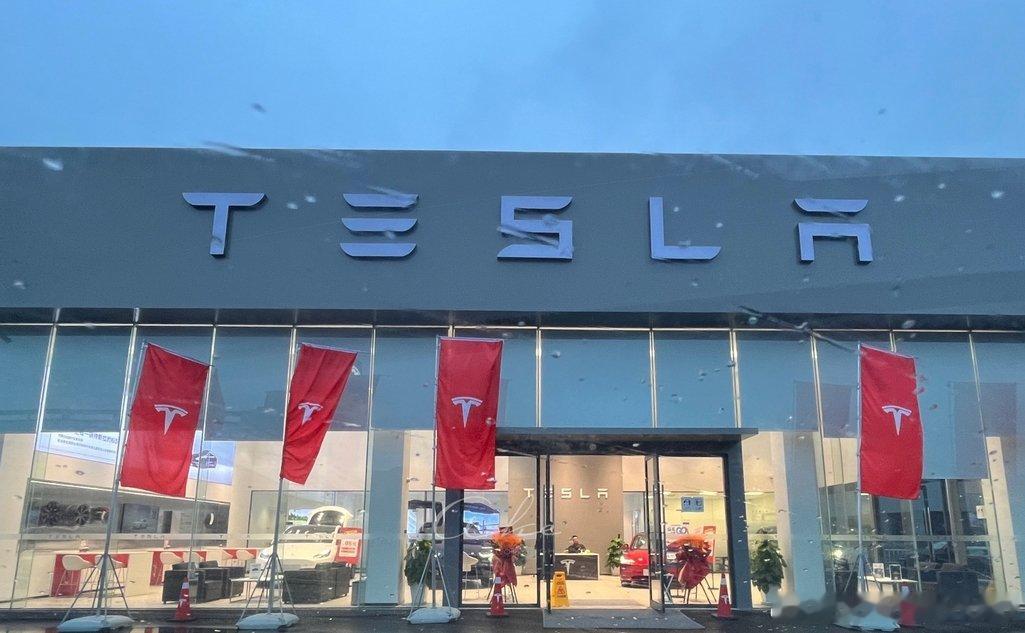 【特斯拉四季度交付量418227辆】1月2日，特斯拉第四季度交付量418227辆