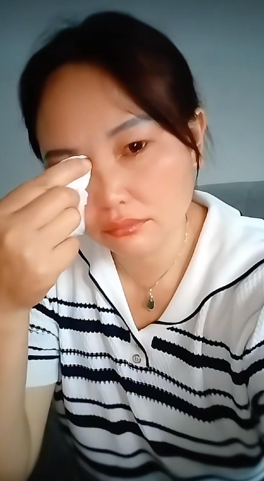 打暑假工的儿子，手里拿着一叠钞票，突然对妈妈说出的一句话，让妈妈瞬间破防泪目了。