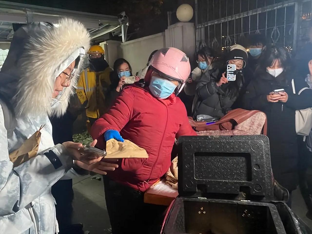 2026年6月，曾被北大、清华学子捧上神坛的“鹅腿阿姨”陈秀凤，因在国贸被白领质