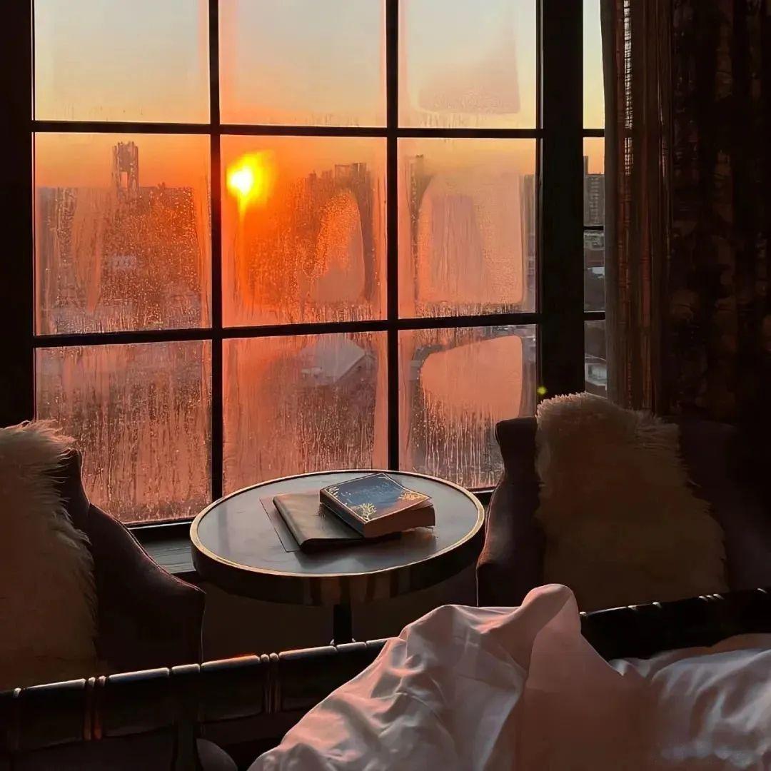 你说要敬往事一杯酒，再爱也不回头。实际就算你醉到黄昏独自愁，如果那人伸出手，你还