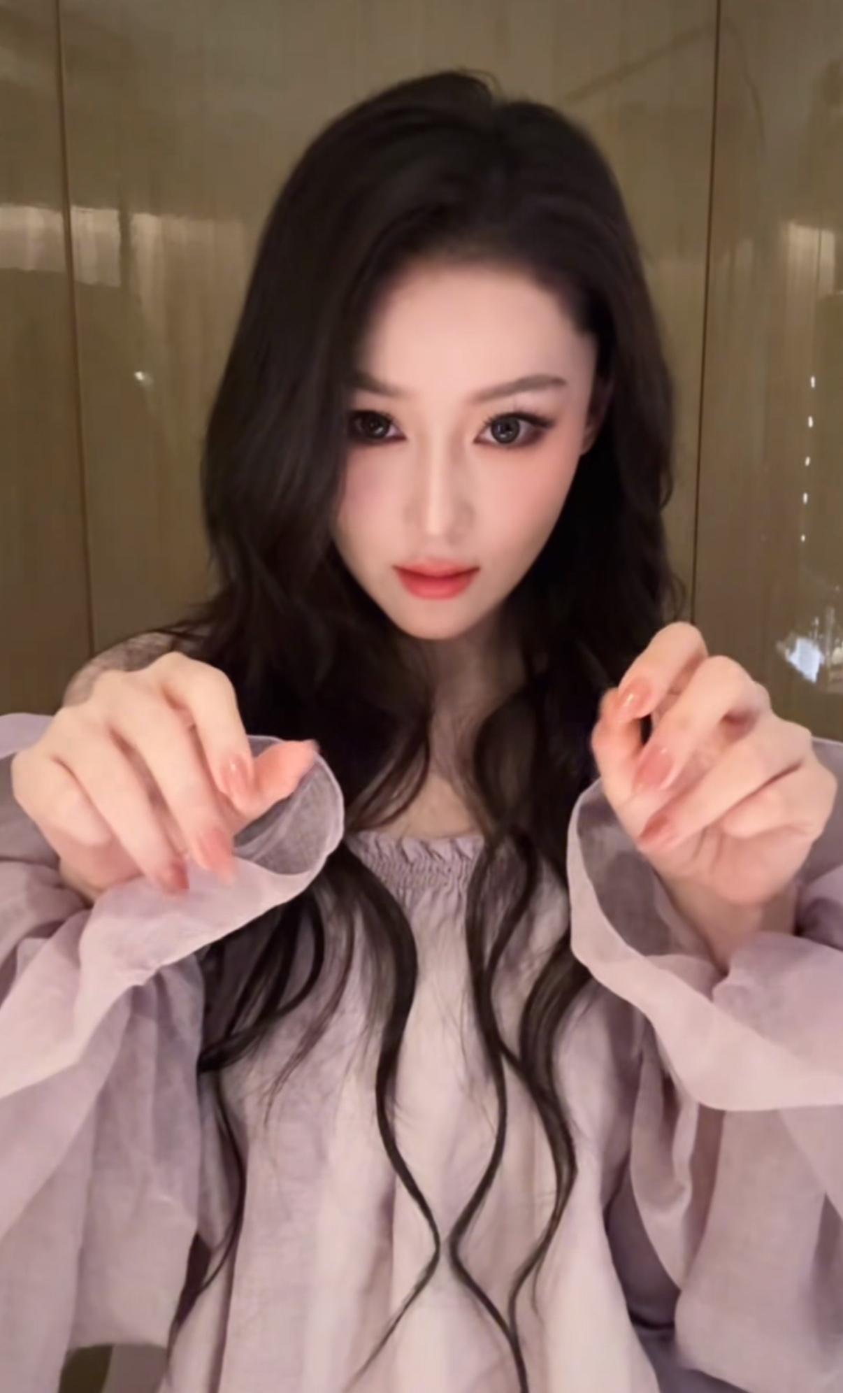 看到张馨予近照估计“大黑牛”肠子都毁青了！

张馨予最近在短视频里的状态是真顶！