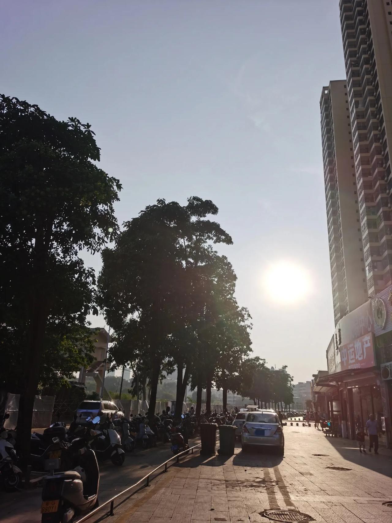 #秋日随拍#美好的一天从清晨的第一缕阳光开启！7：10分的闹钟一响，小宝贝就起床