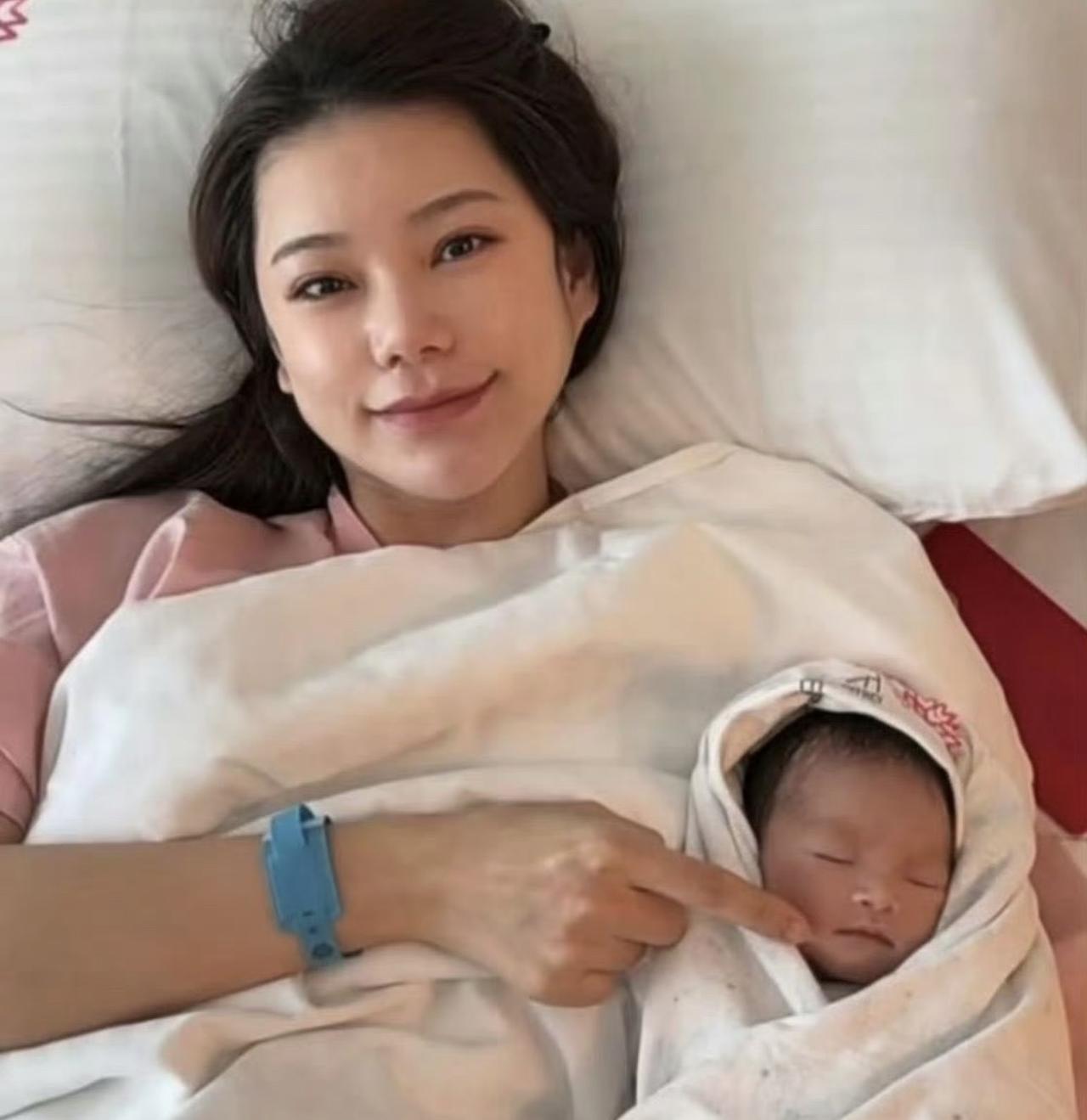 恭喜汪小菲家喜添丁，又一胖小子来了！难怪昨天刷到张兰笑的合不拢嘴呢！状态特别好，