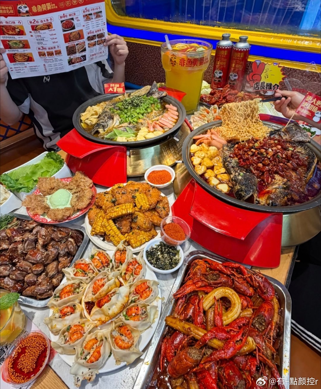 每次吃东西前必须要拍照养成了餐前拍照的小习惯，定格美食诱人的模样。留存下生活里细