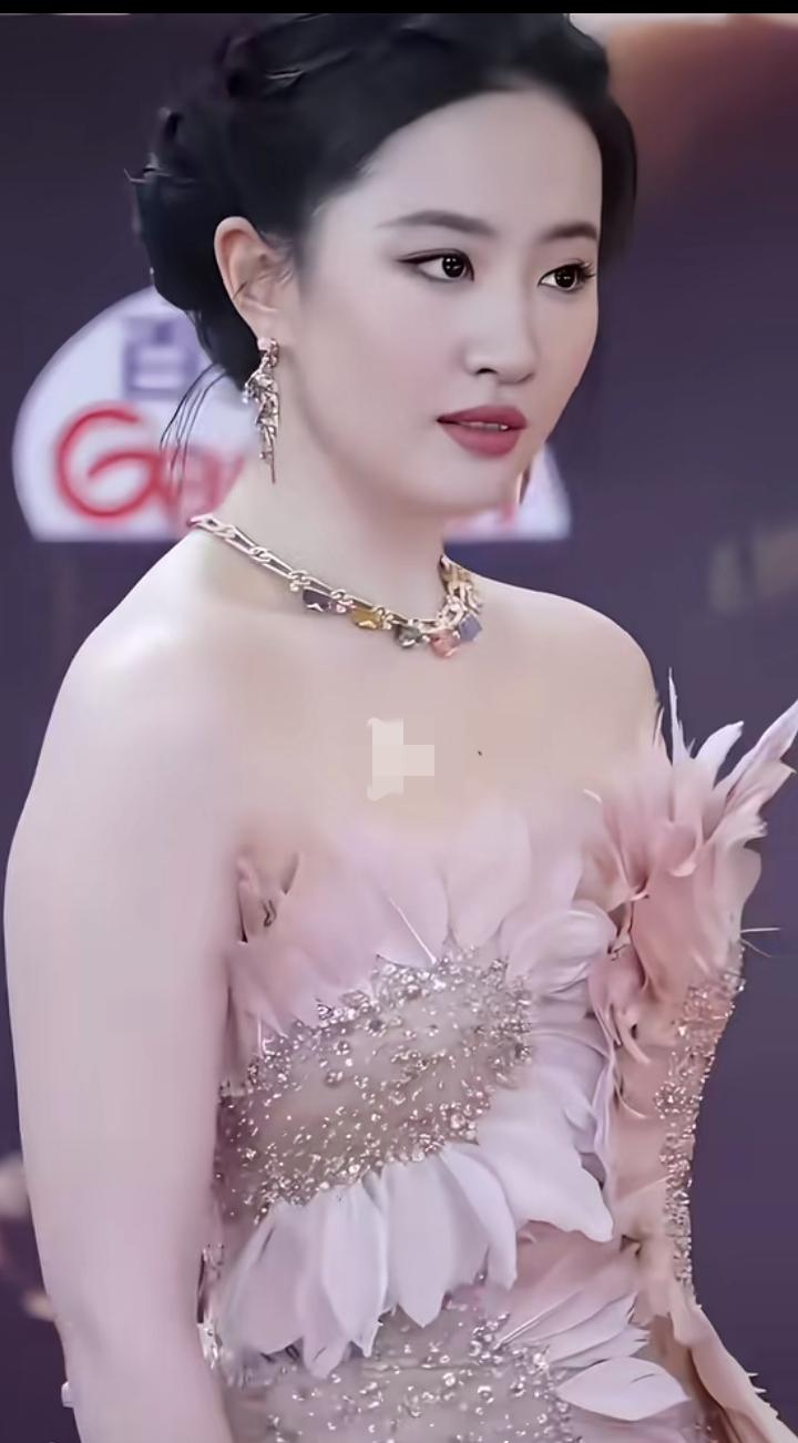 刘亦菲，胖了也很美，虽然胖了一点，还是气质优雅，无人能比的美，一种健康的美，总比