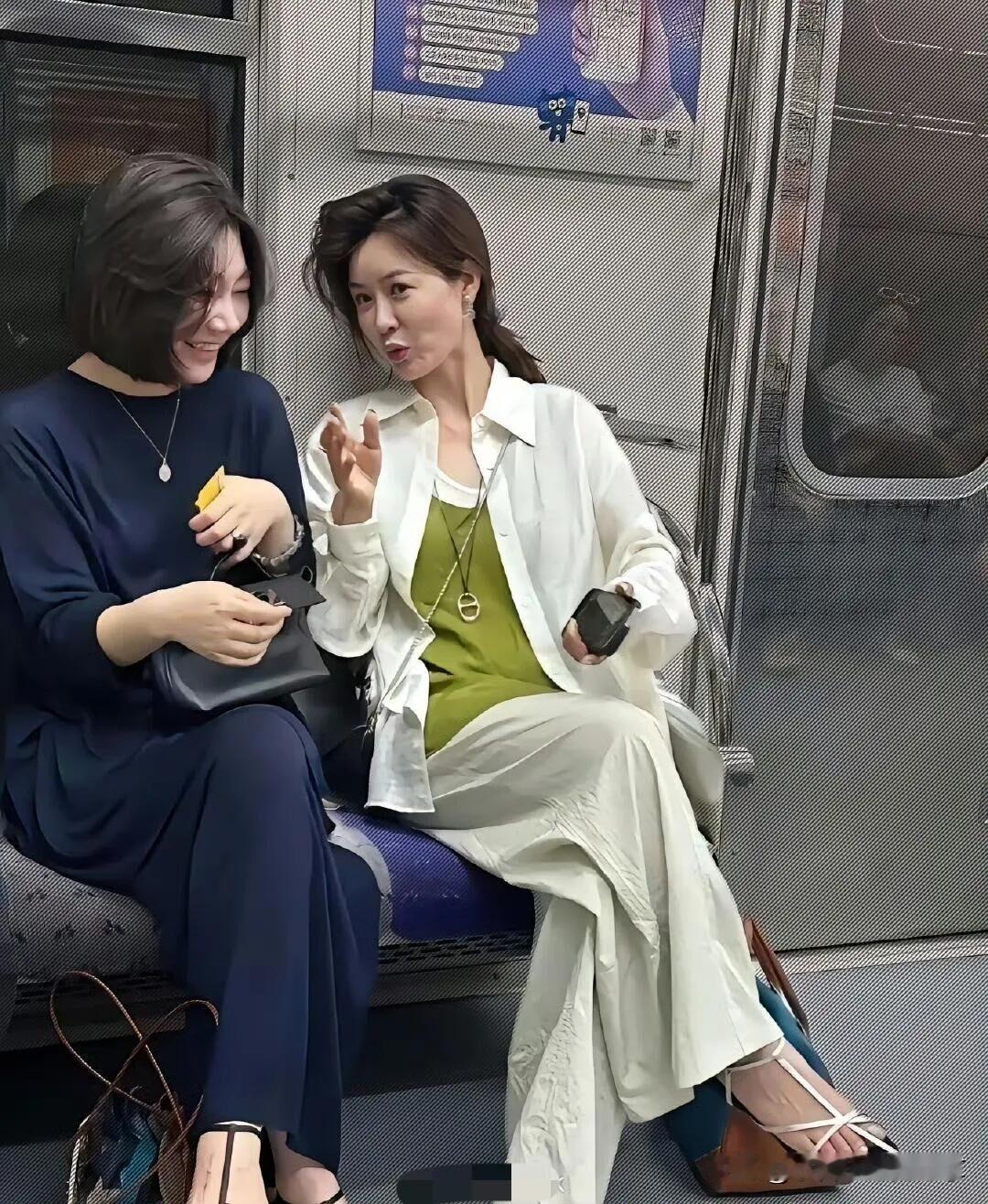 她们两个都是中年大妈了，但怎么没有老人味，气质如兰，看发型没有很特别，看穿搭也只