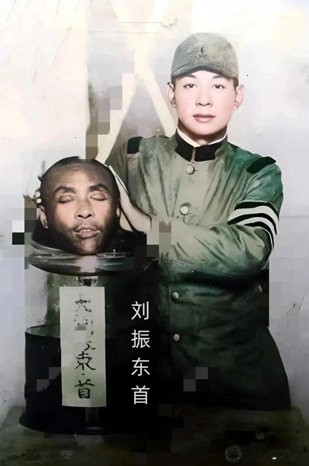 1935年，辽宁朝阳监狱，一名日军和抗日烈士刘振东的首级，留下了这一张合影。
刘