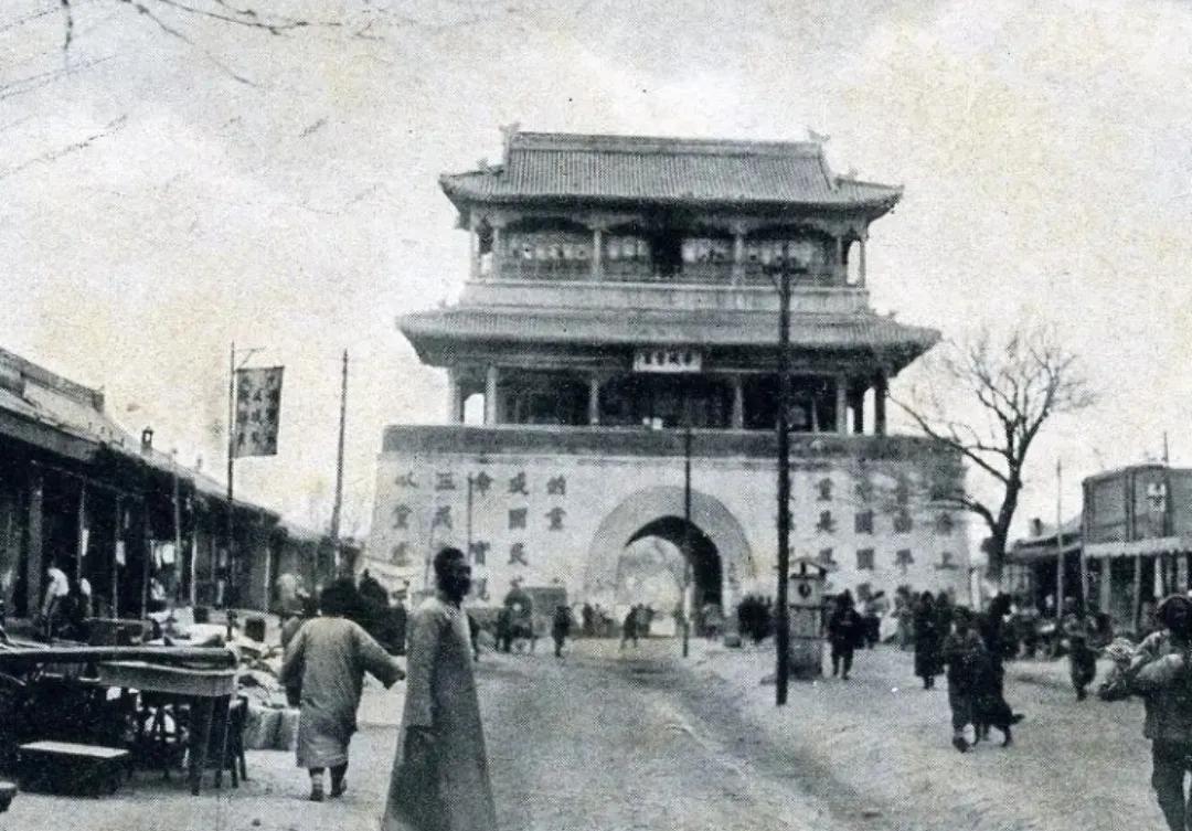 下面是呼和浩特市绥远城（新城）鼓楼十字路口，不同时期不同角度拍摄的三张照片。1：