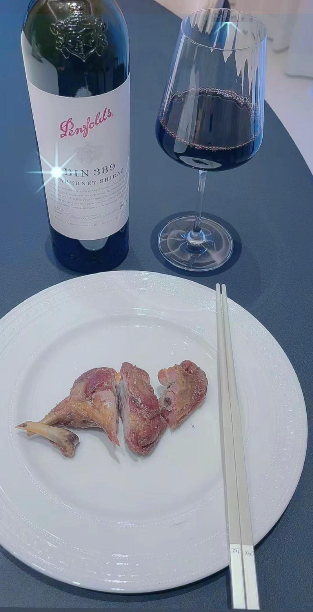 无论是繁华还是苍凉，人的欲望无止境，在这个充物欲横流、充满竞争的社会里，生活有太