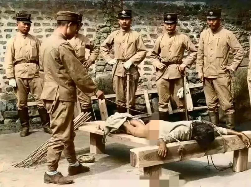 1934年，沈阳监狱，日军禁止公开的一张老照片，镜头中躺在受刑台上的人，是一名抗
