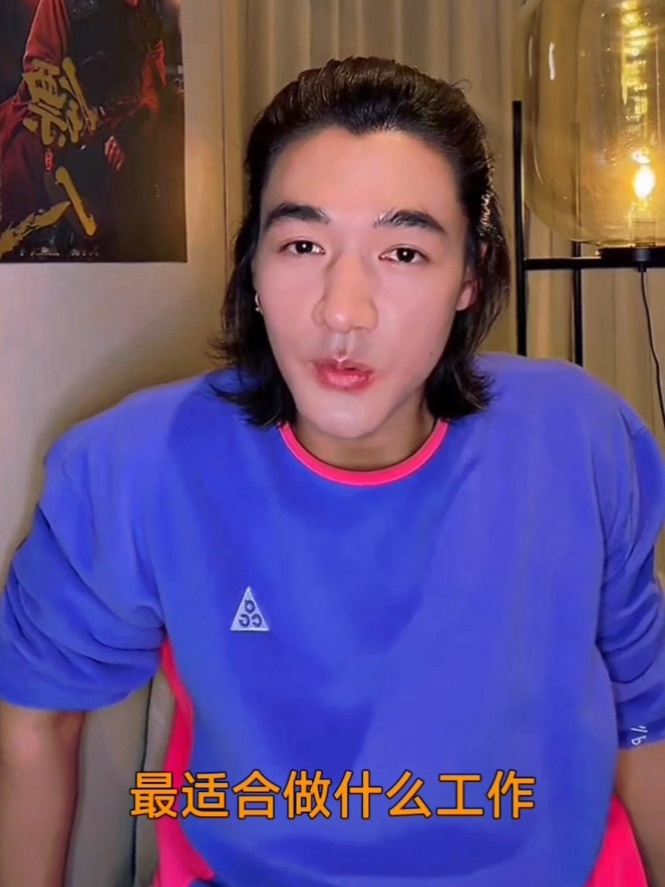 回顾此沙的直播有一个问题是：“如果和伊玄穿越到现代可以干什么职业？”这问题把孩子