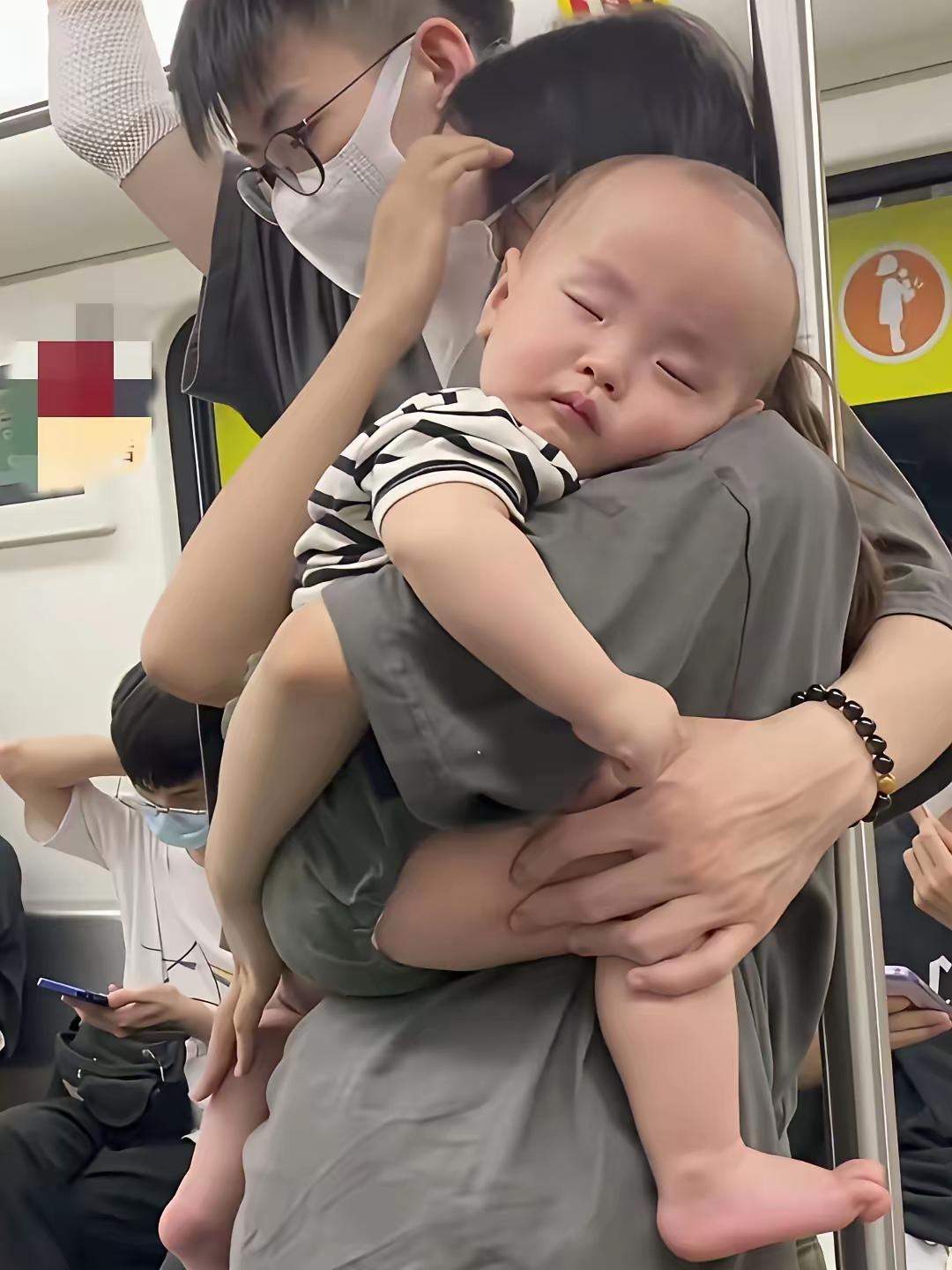地铁上这一场景，友友们感悟到了啥不？