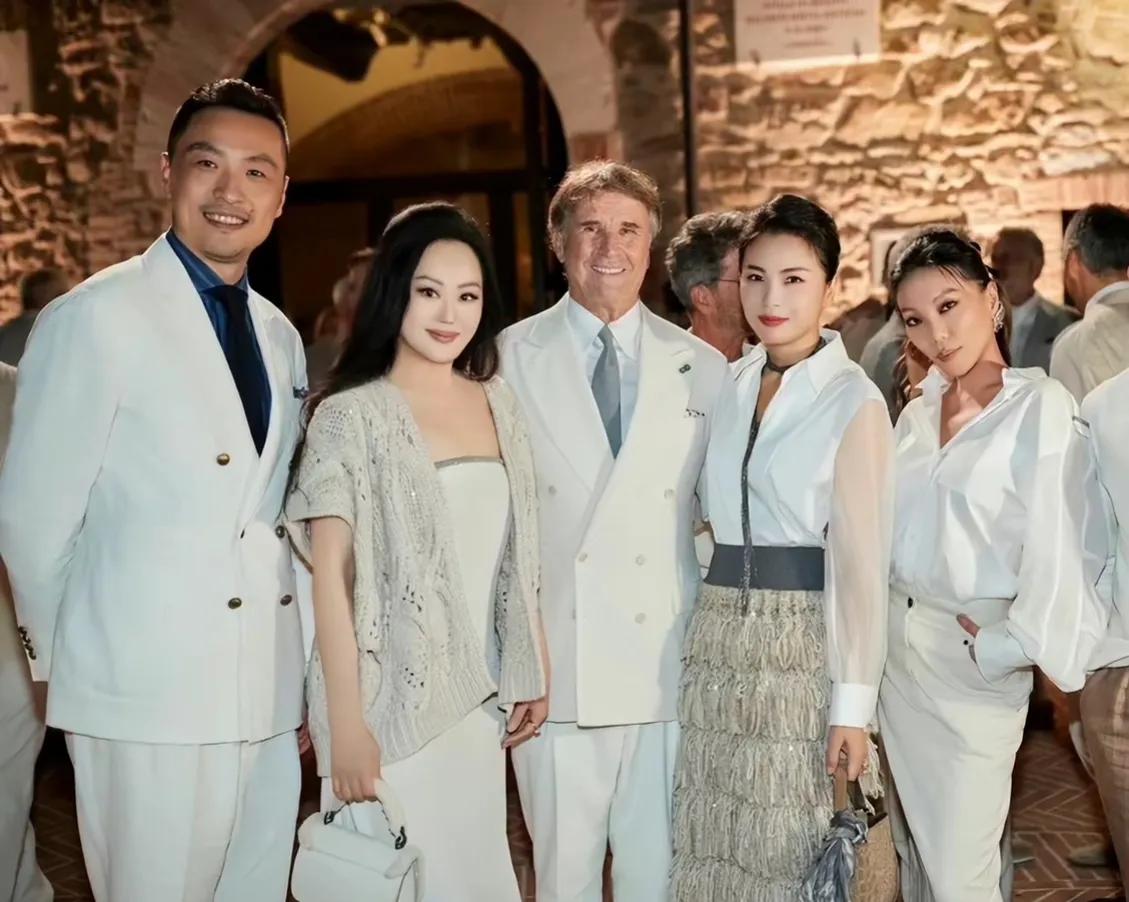 刘涛终于成功打入上流社会，与顶级名媛万宝宝同框合影，她的穿着精致得体，给人留下深